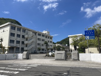 津田中学校